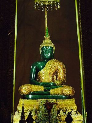 The Emerald Buddha! A Symphony of Emerald Hues and Serene Spiritual Majesty